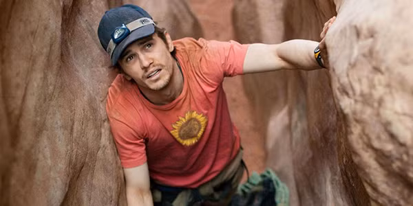 Bộ phim kể lại chính xác các sự kiện trong cuốn tự truyện của nhà leo núi Aron Ralston. Trong chuyến khám phá, leo núi ở Rừng quốc gia Utah, Aron gặp tai nạn. Cánh tay của anh bị kẹp chặt giữa 2 vách đá, khiến anh mắc kẹt ở hẻm núi trong 5 ngày và 7 giờ. Để tự cứu thoát, Aron đã có quyết định táo bạo là chặt đứt cánh tay của mình. Cuối cùng anh được một nhóm du khách phát hiện và cứu sống. Cánh tay của Aron sau này được hoả táng, rải tro xuống chính hẻm núi anh bị nạn. 10 phim dung tu cau chuyen the tin nhung co that