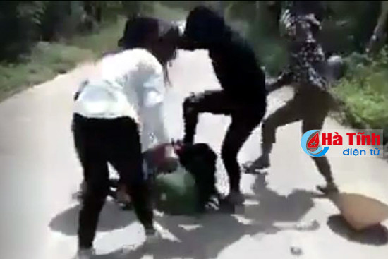 phat hanh chinh 5 nu sinh cap 3 danh ban hoc tung clip len mang