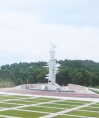 Tượng đài Ngã ba Đồng Lộc. Ảnh: TL