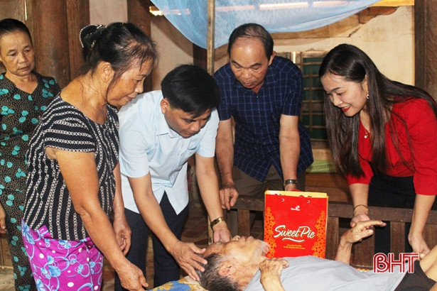 Lãnh đạo Vũ Quang thăm hỏi, tặng quà cán bộ tiền khởi nghĩa