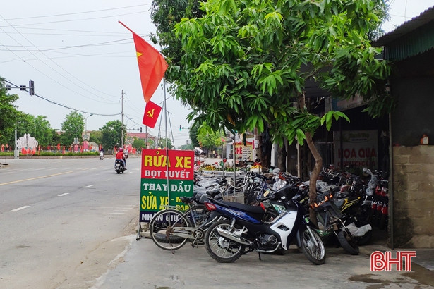 Vỉa hè bị chiếm dụng, thị tứ Thạch Châu... mất đẹp