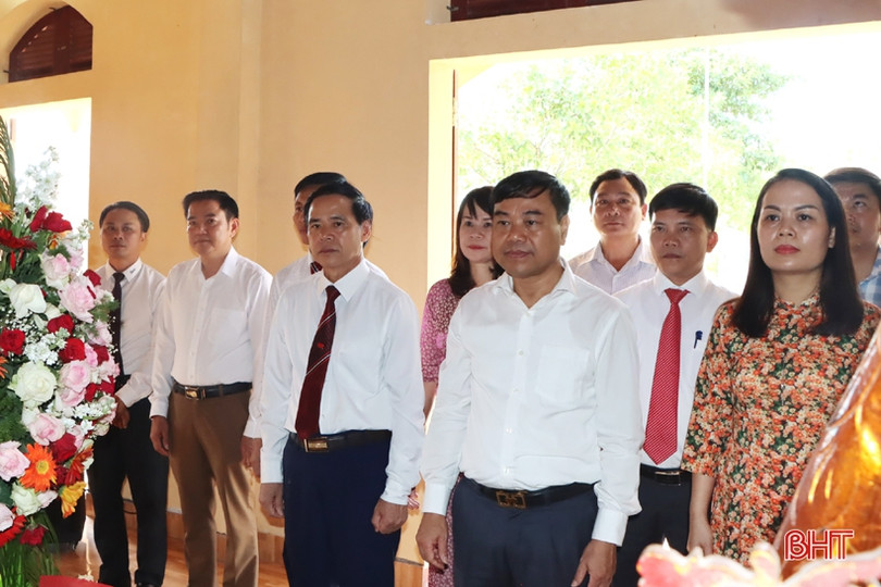 Lãnh đạo Cẩm Xuyên dâng hương nhân kỷ niệm 90 năm Xô viết Nghệ Tĩnh