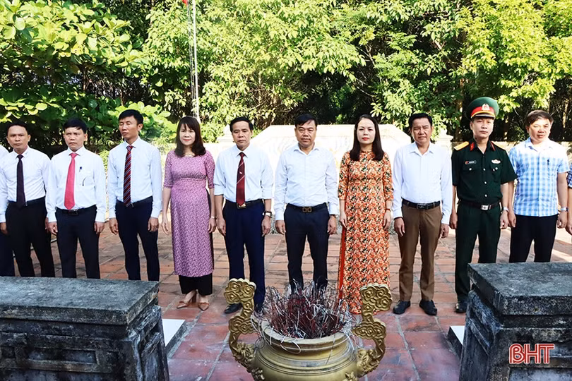 Lãnh đạo Cẩm Xuyên dâng hương nhân kỷ niệm 90 năm Xô viết Nghệ Tĩnh