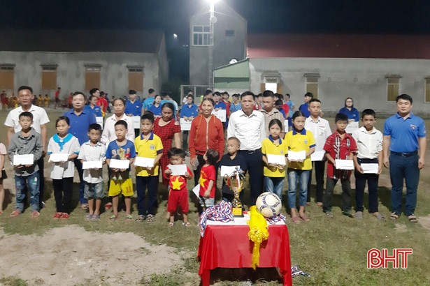 Hơn 360 triệu đồng tiếp sức trẻ em nghèo Can Lộc đến trường