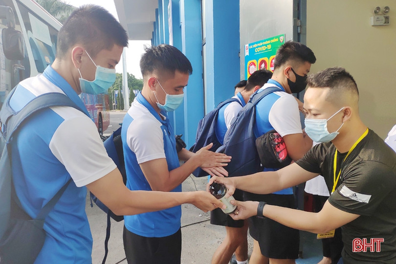 Tứ kết Cúp Quốc gia Hồng Lĩnh Hà Tĩnh - Than Quảng Ninh: An toàn phòng dịch trước giờ bóng lăn