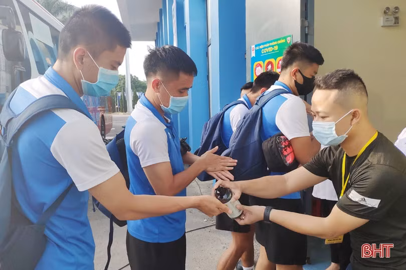 Tứ kết Cúp Quốc gia Hồng Lĩnh Hà Tĩnh - Than Quảng Ninh: An toàn phòng dịch trước giờ bóng lăn