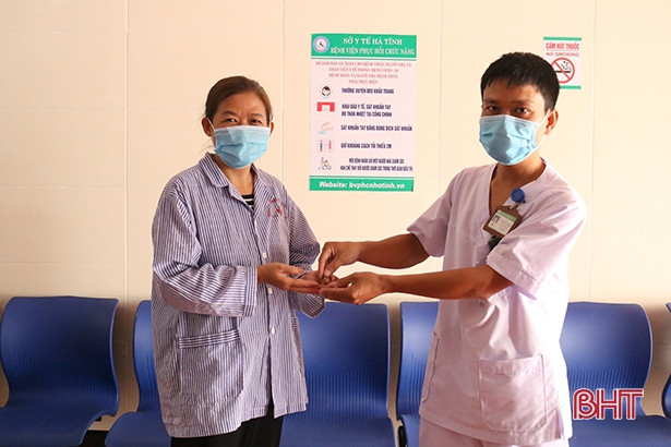 Nhặt được dây chuyền vàng, cán bộ bệnh viện Hà Tĩnh tìm người trả lại