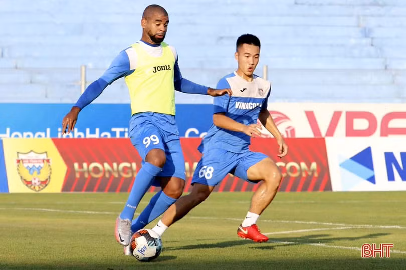 Cầu thủ Than Quảng Ninh khen mặt sân Hà Tĩnh đẹp trước trận tứ kết Cúp Quốc gia