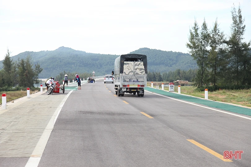 Ẩn hoạ tai nạn giao thông khi phơi hải sản trên tuyến đường ven biển Hà Tĩnh