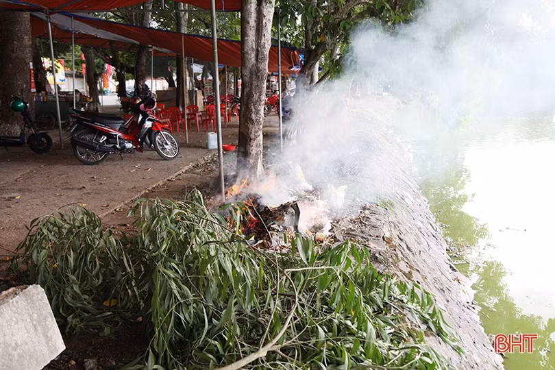 “Hồ Gươm thu nhỏ” ở phố núi Hà Tĩnh vẫn ô nhiễm nặng, mất tác dụng điều hòa