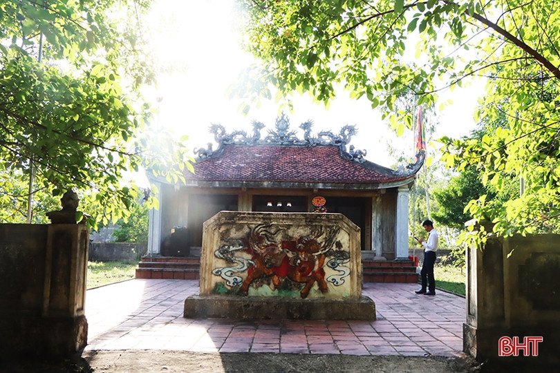 Lãnh đạo Cẩm Xuyên dâng hương nhân kỷ niệm 90 năm Xô viết Nghệ Tĩnh