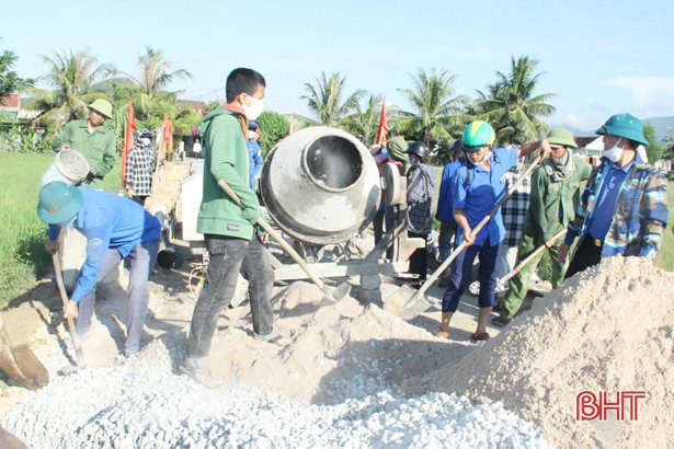 Gắn biển công trình chào mừng thành công Đại hội Đảng bộ huyện Lộc Hà