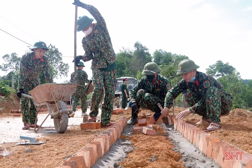 Bộ CHQS Hà Tĩnh huy động cán bộ, chiến sỹ hỗ trợ xã Phúc Đồng xây dựng nông thôn mới
