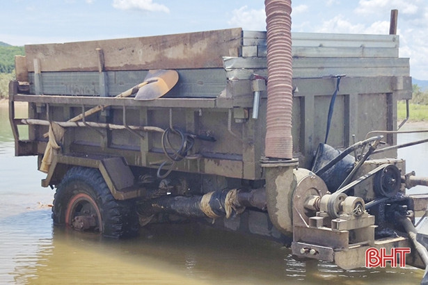 Liên tiếp bắt quả tang khai thác cát trái phép trên các địa bàn miền núi Hà Tĩnh