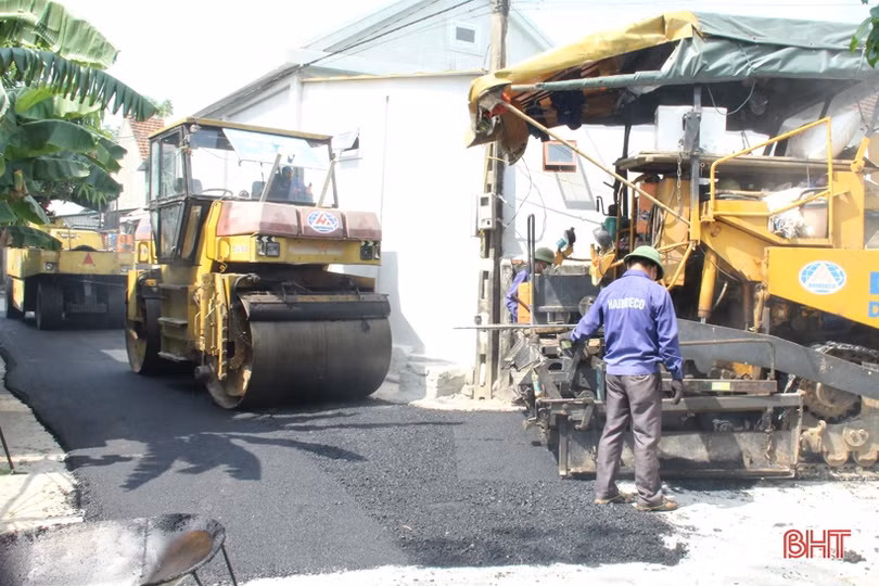 Lộc Hà thảm nhựa mặt bê tông, “nâng chất” đường giao thông nông thôn