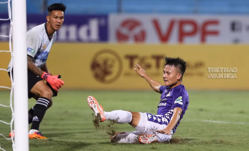 HLV Park Hang Seo chứng kiến Quang Hải ‘giải hạn’