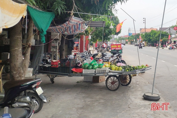 Vỉa hè bị chiếm dụng, thị tứ Thạch Châu... mất đẹp