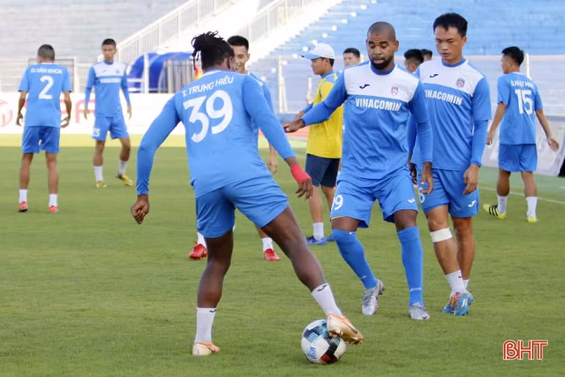 Cầu thủ Than Quảng Ninh khen mặt sân Hà Tĩnh đẹp trước trận tứ kết Cúp Quốc gia