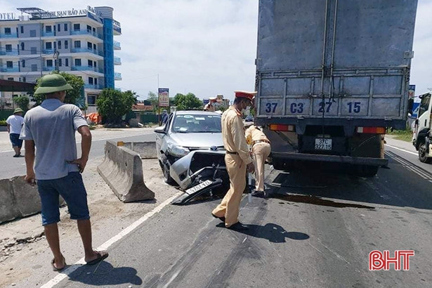 Sau va chạm với xe tải, taxi Vạn Xuân đâm lật nhiều dải phân cách