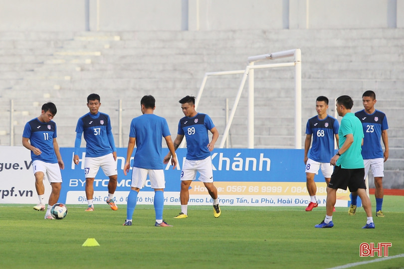 Tứ kết Cúp Quốc gia Hồng Lĩnh Hà Tĩnh - Than Quảng Ninh: An toàn phòng dịch trước giờ bóng lăn