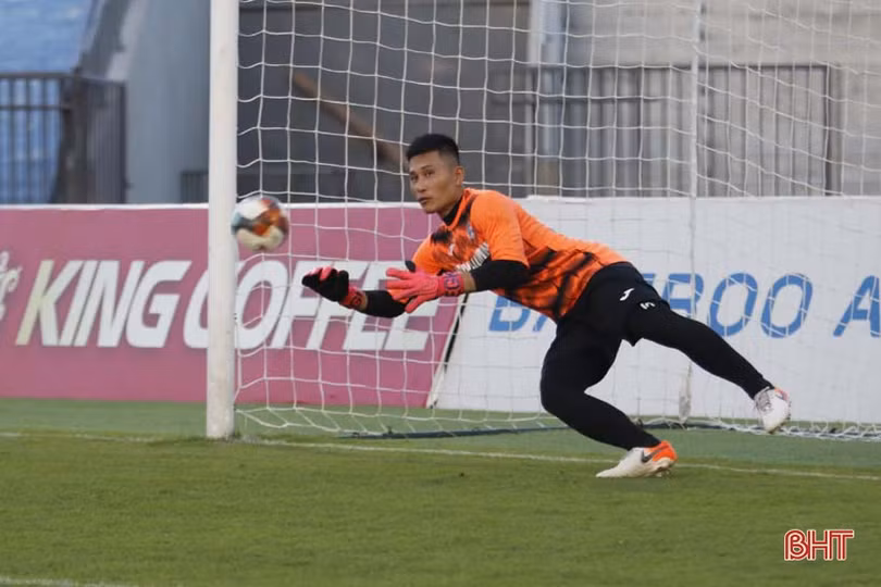 Cầu thủ Than Quảng Ninh khen mặt sân Hà Tĩnh đẹp trước trận tứ kết Cúp Quốc gia