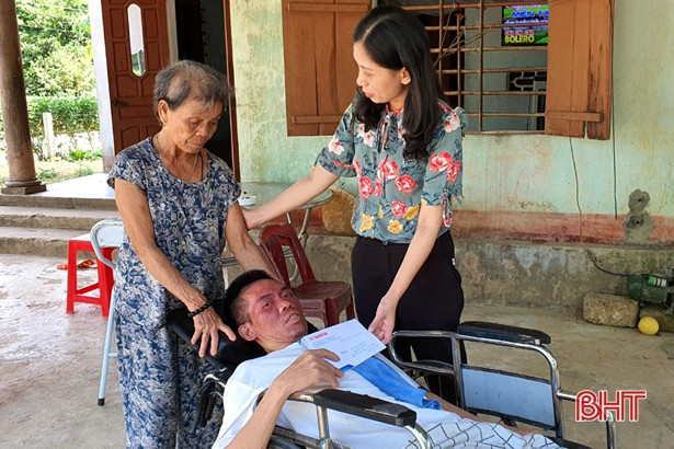 Hội Phụ nữ Hà Tĩnh tại Đức tặng quà cho 26 hoàn cảnh đặc biệt khó khăn
