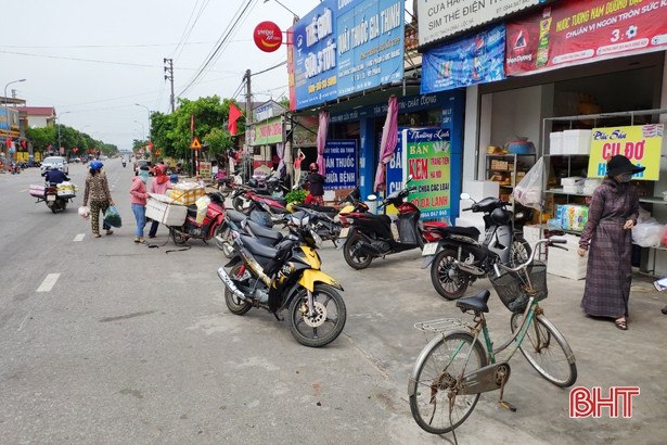 Vỉa hè bị chiếm dụng, thị tứ Thạch Châu... mất đẹp