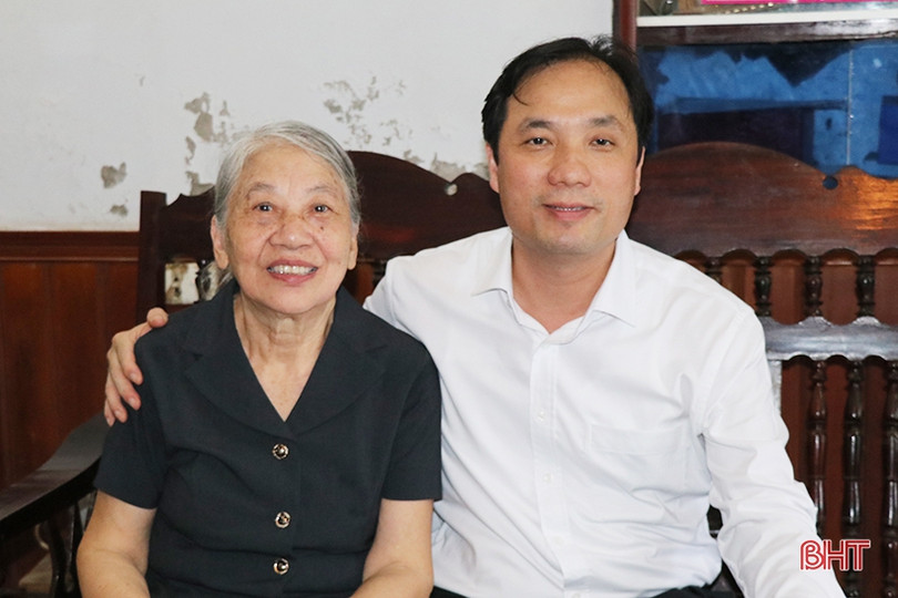 Trao tặng tranh của Chánh án TAND Tối cao cho “O du kích nhỏ”