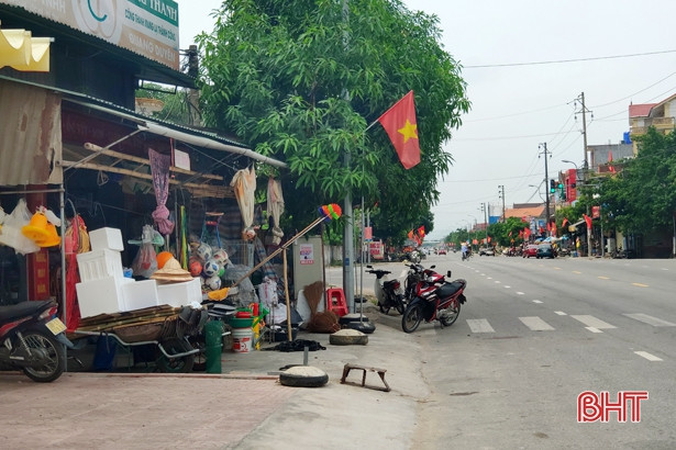 Vỉa hè bị chiếm dụng, thị tứ Thạch Châu... mất đẹp