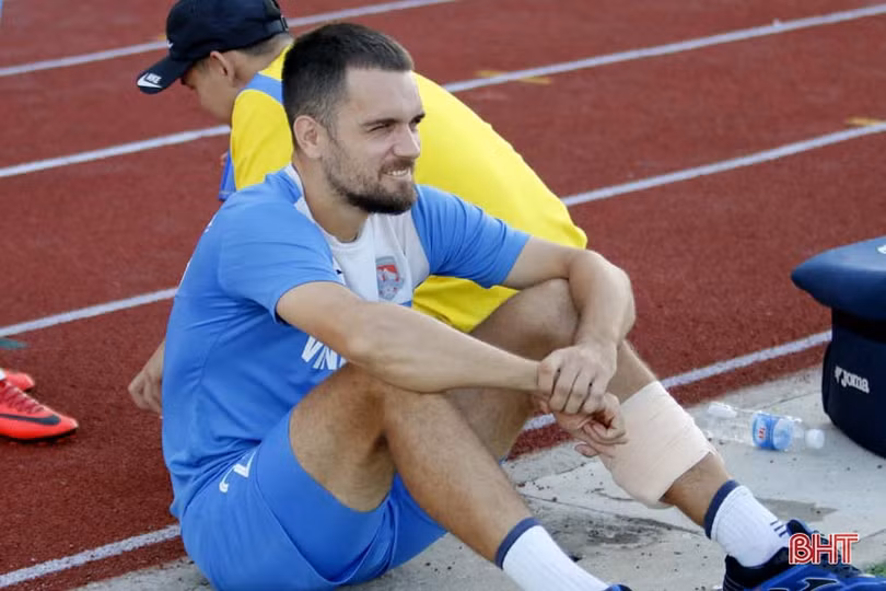 Cầu thủ Than Quảng Ninh khen mặt sân Hà Tĩnh đẹp trước trận tứ kết Cúp Quốc gia