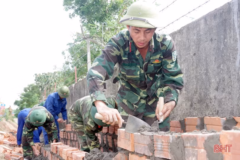 Bộ CHQS Hà Tĩnh huy động cán bộ, chiến sỹ hỗ trợ xã Phúc Đồng xây dựng nông thôn mới