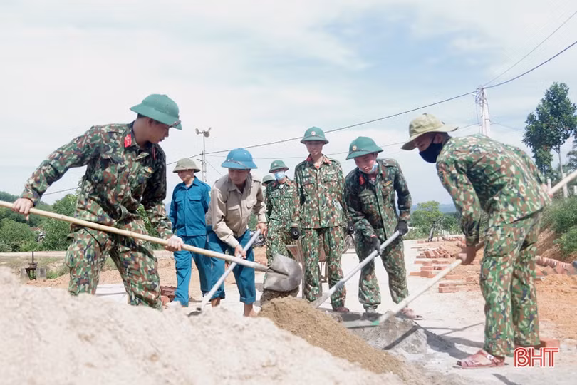 Bộ CHQS Hà Tĩnh huy động cán bộ, chiến sỹ hỗ trợ xã Phúc Đồng xây dựng nông thôn mới