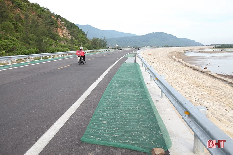 Ẩn hoạ tai nạn giao thông khi phơi hải sản trên tuyến đường ven biển Hà Tĩnh