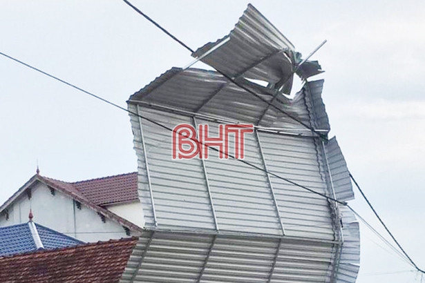 Ảnh hưởng bão số 5, nhiều nhà dân ở Nghi Xuân bị tốc mái, kè biển Lộc Hà sạt lở