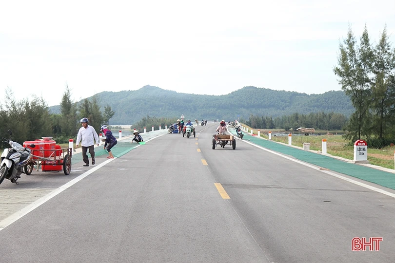 Ẩn hoạ tai nạn giao thông khi phơi hải sản trên tuyến đường ven biển Hà Tĩnh