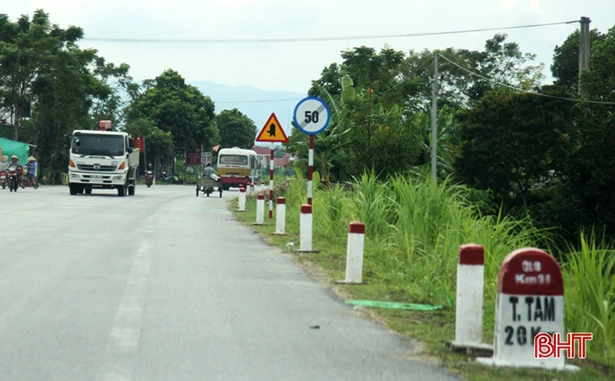 QL 8A qua Hương Sơn: “Bát nháo” cự ly trên cột mốc, biển báo giao thông!