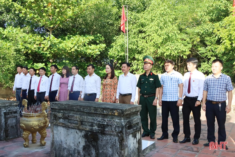 Lãnh đạo Cẩm Xuyên dâng hương nhân kỷ niệm 90 năm Xô viết Nghệ Tĩnh