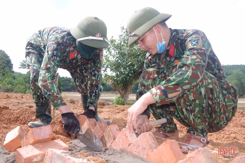 Bộ CHQS Hà Tĩnh huy động cán bộ, chiến sỹ hỗ trợ xã Phúc Đồng xây dựng nông thôn mới