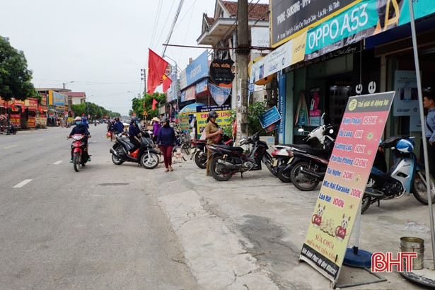 Vỉa hè bị chiếm dụng, thị tứ Thạch Châu... mất đẹp