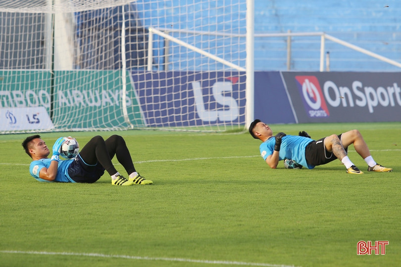 Tứ kết Cúp Quốc gia Hồng Lĩnh Hà Tĩnh - Than Quảng Ninh: An toàn phòng dịch trước giờ bóng lăn