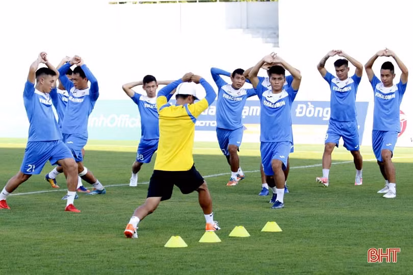 Cầu thủ Than Quảng Ninh khen mặt sân Hà Tĩnh đẹp trước trận tứ kết Cúp Quốc gia