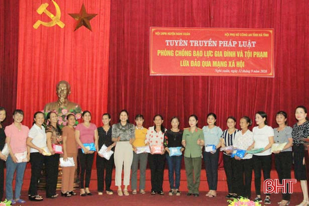 Trang bị kỹ năng phòng chống bạo lực gia đình, lừa đảo qua mạng cho phụ nữ Nghi Xuân