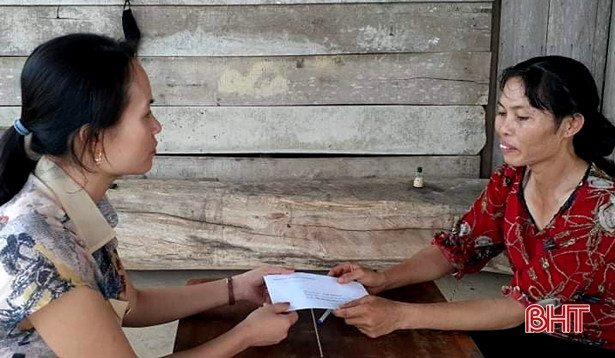 Hội Phụ nữ Hà Tĩnh tại Đức tặng quà cho 26 hoàn cảnh đặc biệt khó khăn