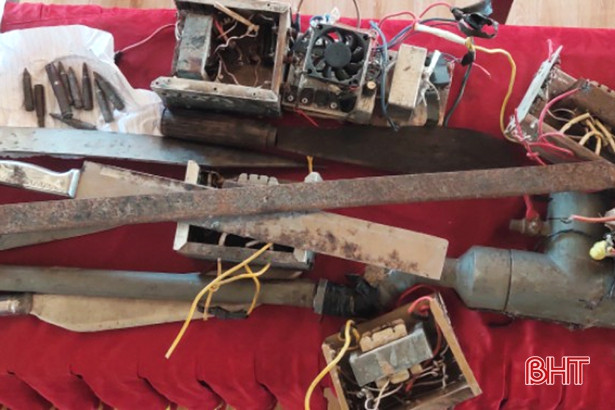 Hà Tĩnh: Người dân nộp vũ khí, vật liệu nổ, công cụ hỗ trợ... đổi lấy quà