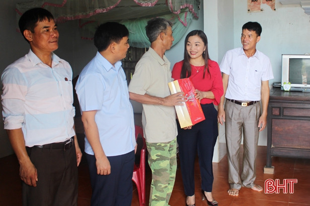 Lãnh đạo Vũ Quang thăm hỏi, tặng quà cán bộ tiền khởi nghĩa