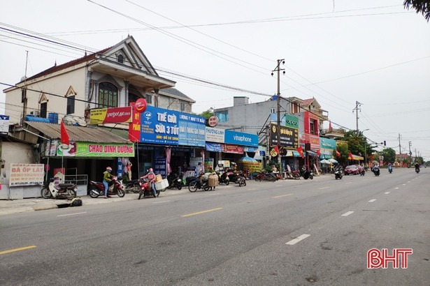 Vỉa hè bị chiếm dụng, thị tứ Thạch Châu... mất đẹp