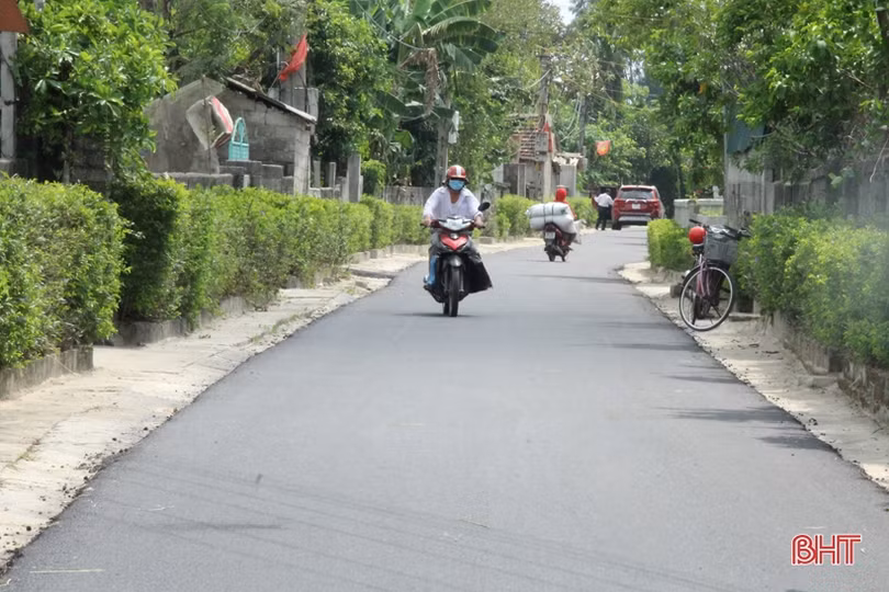 Lộc Hà thảm nhựa mặt bê tông, “nâng chất” đường giao thông nông thôn