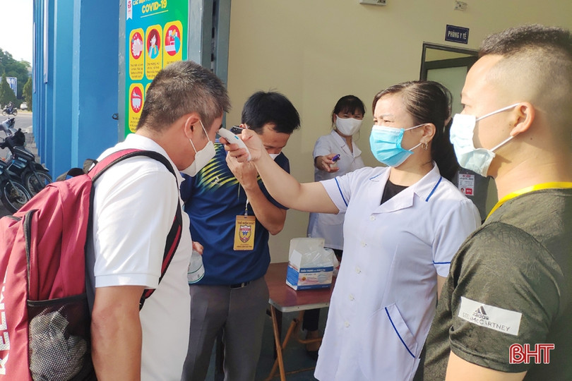 Tứ kết Cúp Quốc gia Hồng Lĩnh Hà Tĩnh - Than Quảng Ninh: An toàn phòng dịch trước giờ bóng lăn