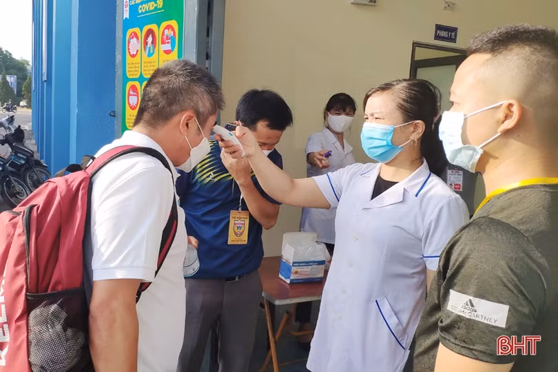 Tứ kết Cúp Quốc gia Hồng Lĩnh Hà Tĩnh - Than Quảng Ninh: An toàn phòng dịch trước giờ bóng lăn