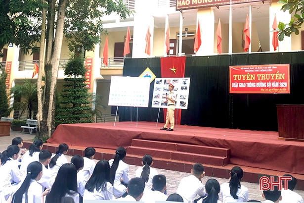 Tuyên truyền Luật Giao thông đường bộ cho 1.400 học sinh Hồng Lĩnh